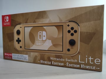 La caja luce el distintivo tono dorado del cuerpo de la consola, además de una tipografía idéntica a la de la saga The Legend of Zelda. Esta edición incluye un código de suscripción de 12 meses a Nintendo Switch Online + Paquete de Expansión.