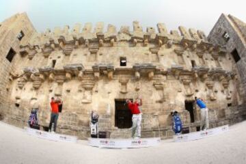 Los golfistas Sergio García, Henrik Stenson y Lee Westwood presentaron el 2014 Turkish Airlines Open de Golf en Antalya, Turquía. Lo hicieron peloteando en el histórico anfiteatro romano de Aspendo.