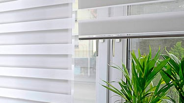 Regula la luz en cualquier habitación con el estor enrollable de doble capa superventas