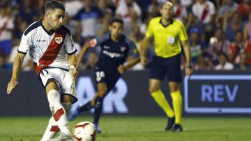  Adri&aacute;n Embarba consigue de penalty el primer gol de su equipo ante el Sevilla FC, durante el partido de la primera jornada de Liga en Primera Divisi&oacute;n que se juega esta tarde en el estadio de Vallecas, en Madrid. 