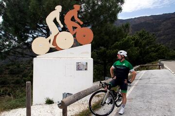 Mikel Zabala, en el monumento dedicado a los ciclistas en la ascensión a Peñas Blancas