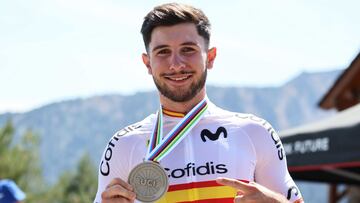 El español Hugo Franco con la medalla de plata.