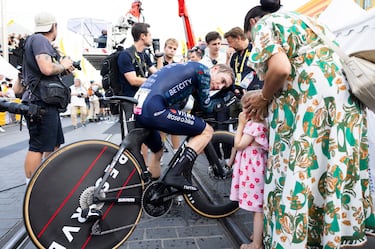 Vingegaard con su familia tras cruzar la línea de meta. 
 
