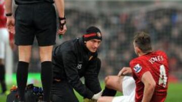 El defensa del Manchester United Phil Jones se lesionó en la FA Cup.