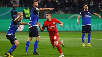 Rafael Santos Borré durante un partido de Eintracht Frankfurt.