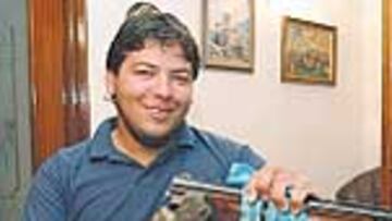 <b>APUNTA ALTO.</B> Alberto Fernández posa junto a los oros mundiales.