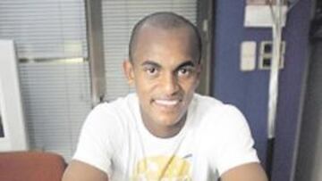 <b>EN ZARAGOZA. </b>Ewerthon posó ayer para AS en su día libre.