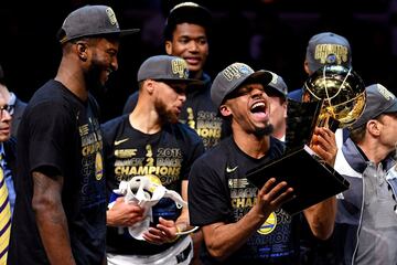 Nick Young con el trofeo