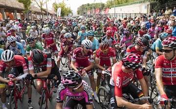 Los corredores esperando al inicio de la octava etapa de la Vuelta Ciclista a España 2017. 