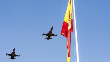 GRA247. BADAJOZ, 07/10/2017.- Aviones militares en el acto central de Badajoz con motivo del "Día de la Hispanidad", un evento donde han destacado los vítores y los calurosos aplausos a la Guardia Civil y a la Policía Nacional. EFE/Oto