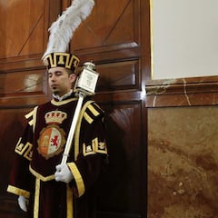 Quiénes son los maceros, los funcionarios que van vestidos de gala y llevan en su mano una maza
