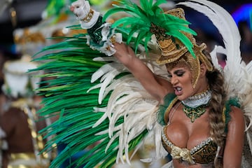 Estos días la ciudad brasileña se viste de gala para disfrutar del Carnaval 2023. Bailes, desfiles, samba... llenan de color la ciudad ciudad costera de Brasil, famosa por sus playas de Copacabana e Ipanema, la estatua del Cristo Redentor sobre el cerro del Corcovado y el morro Pan de Azúcar.