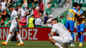 ELCHE, 23/04/2023.- Lucas Boyé (d), delantero argentino del Elche, se lamenta al final del encuentro correspondiente a la treintava jornada de LaLiga entre el Elche y el Valencia este domingo en el estadio Martínez Valero de Elche. EFE/Manuel Lorenzo
