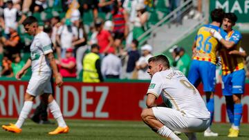 ELCHE, 23/04/2023.- Lucas Boyé (d), delantero argentino del Elche, se lamenta al final del encuentro correspondiente a la treintava jornada de LaLiga entre el Elche y el Valencia este domingo en el estadio Martínez Valero de Elche. EFE/Manuel Lorenzo