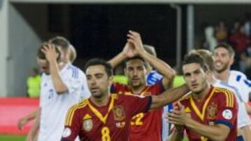 Xavi felicita a Koke tras el partido.