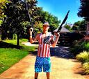 Brek Shea, del Stoke City, se fotografía con dos recortadas