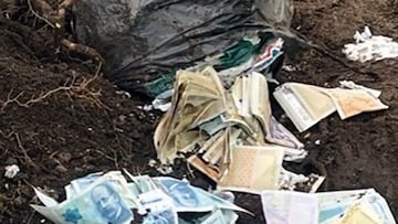 Un obrero se pone a excavar y encuentra miles de euros en una sospechosa bolsa negra: “Hay que manipular los billetes con cuidado”