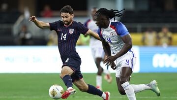 ARLINGTON, TEXAS - JUNE 22: Luca De La Torre #14 of United States is marked by Ricardo Ade #4 of Haiti during the Group Stage - Group D match between United States and Haiti as part of the 2025 CONCACAF Gold Cup at AT&T Stadium on June 22, 2025 in Arlington, Texas. Omar Vega/Getty Images/AFP (Photo by Omar Vega / GETTY IMAGES NORTH AMERICA / Getty Images via AFP)