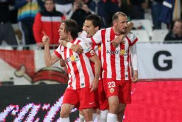 2-2. Corona celebra el segundo tanto con sus compañeros.