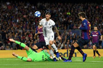 Mauro Icardi con Marc Andre Ter Stegan y Gerard Piqué.