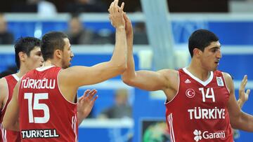 Turkoglu y Kanter, juntos con Turqu&iacute;a en el Eurobasket 2011. Eran desde luego unos tiempos. Ahora el segundo es poco menos que un proscrito en su pa&iacute;s.