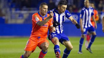 GRA245. VITORIA, 04/12/2016.- El jugador del Deportivo Alavés Edgar Méndez (d) pelea un balón con el croata Marko Livala, de la UD Las Palmas, durante el partido de Liga en Primera División disputado esta tarde en el estadio de Mendizorrotza, en Vitoria. EFE/Adrián Ruiz de Hierro