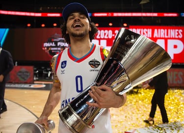 
Uno de los jugadores más explosivos y más letales en el baloncesto europeo actual. El máximo anotador del curso 2018-19 apuntaba a que iba a serlo de nuevo en 2020, pero la pandemia frenó en seco el baloncesto mundial. Después de la COVID alzó la Euroliga por partida doble (2021 y 2022) con el Anadolu Efes, su actual equipo.
