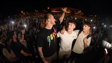 Dylan Osetkowski con aficionados del Unicaja.