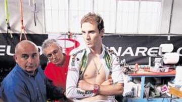 <b>TECNOLOGÍA DE CAMPEÓN. </b>Los dos biomecánicos colocan los electrodos a Alejandro Valverde.