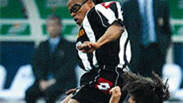 <b>AL LÍMITE</B>. Fattori entra a Davids en el derby turinés del sábado.