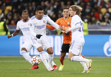 Casemiro, Pedrinho y Modric.