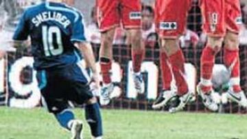 Sneijder, lanzado una falta