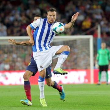 Seferovic con el balón.