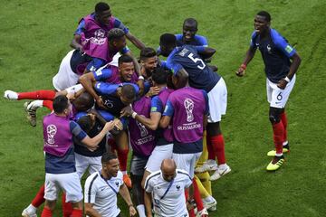 Los jugadores celebran el 2-2 de Pavard. 