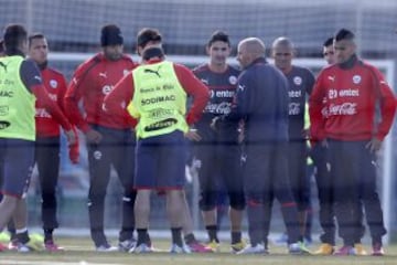 Sampaoli volvió a nominar a Suazo en agosto del 2013, pero el ariete nunca volvió a jugar. La puerta quedó cerrada.