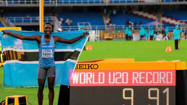 Letsile Tebogo posa en Cali ante su nuevo récord mundial de la categoría sub-20 en 100 metros.
