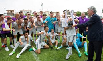 El Juvenil blanco ganó 4-1 al Atlético de Madrid Juvenil en la final de la Copa del Rey disputada en Calahorra (La Rioja). En la foto, el presidente de la Federación Española de Fútbol, Angel Maria Villar (d) hace entrega del trofeo a los jugadores del Real Madrid.