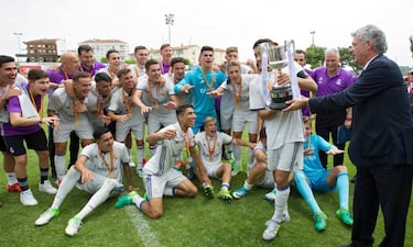 El Juvenil blanco ganó 4-1 al Atlético de Madrid Juvenil en la final de la Copa del Rey disputada en Calahorra (La Rioja). En la foto, el presidente de la Federación Española de Fútbol, Angel Maria Villar (d) hace entrega del trofeo a los jugadores del Real Madrid.