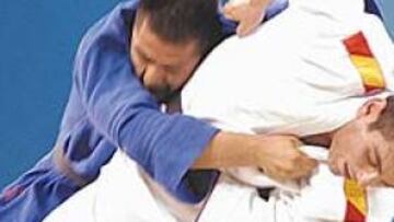 <b>OTRA VEZ PLATA. </b>García del Valle revalidó su metal de Sydney tras perder en la final ante el japonés Fujimoto.