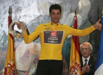 Pereiro recibe de manera oficial el maillot amarillo y el trofeo que le acredita como ganador del Tour de Francia de 2006. Fue el 15 de octubre de 2007.