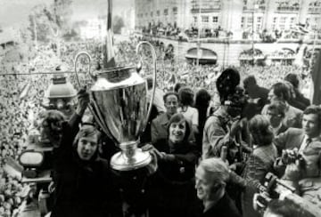 Ajax, tercera Copa de Europa. El Ajax conquistó su tercera Copa de Europa en Belgrado ante la Juventus con una superioridad abrumadora. Un número de victorias consecutivas que le colocaba como un equipo de leyenda, no sólo por la fría estadística sino por la espectacularidad de sus jugadores. El gol de Rep en el minuto cuatro bastó para sentenciar el triunfo.
En la imágen Neeskens y Cruyff levantan la tercera Copa de Europa.