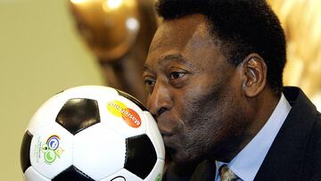 (FILES) In this file photo taken on December 08, 2005, Brazilian football legend Pele kisses a ball, during a presentation in Leipzig on the eve of the final draw of the Fifa football World Cup 2006. - The hospital treating Brazilian football great Pele announced on December 21, 2022, a "progression" in his cancer, as well as kidney and heart "dysfunctions." Pele, 82, is being treated in the general ward but "requires greater care related to renal and cardiac dysfunctions," said the Albert Einstein Hospital in Sao Paulo. (Photo by Franck FIFE / AFP)