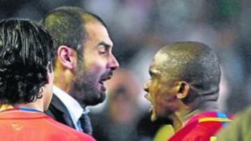 <b>RABIA. </b>Pep Guardiola se encara con Samuel Etoo, en Sevilla.