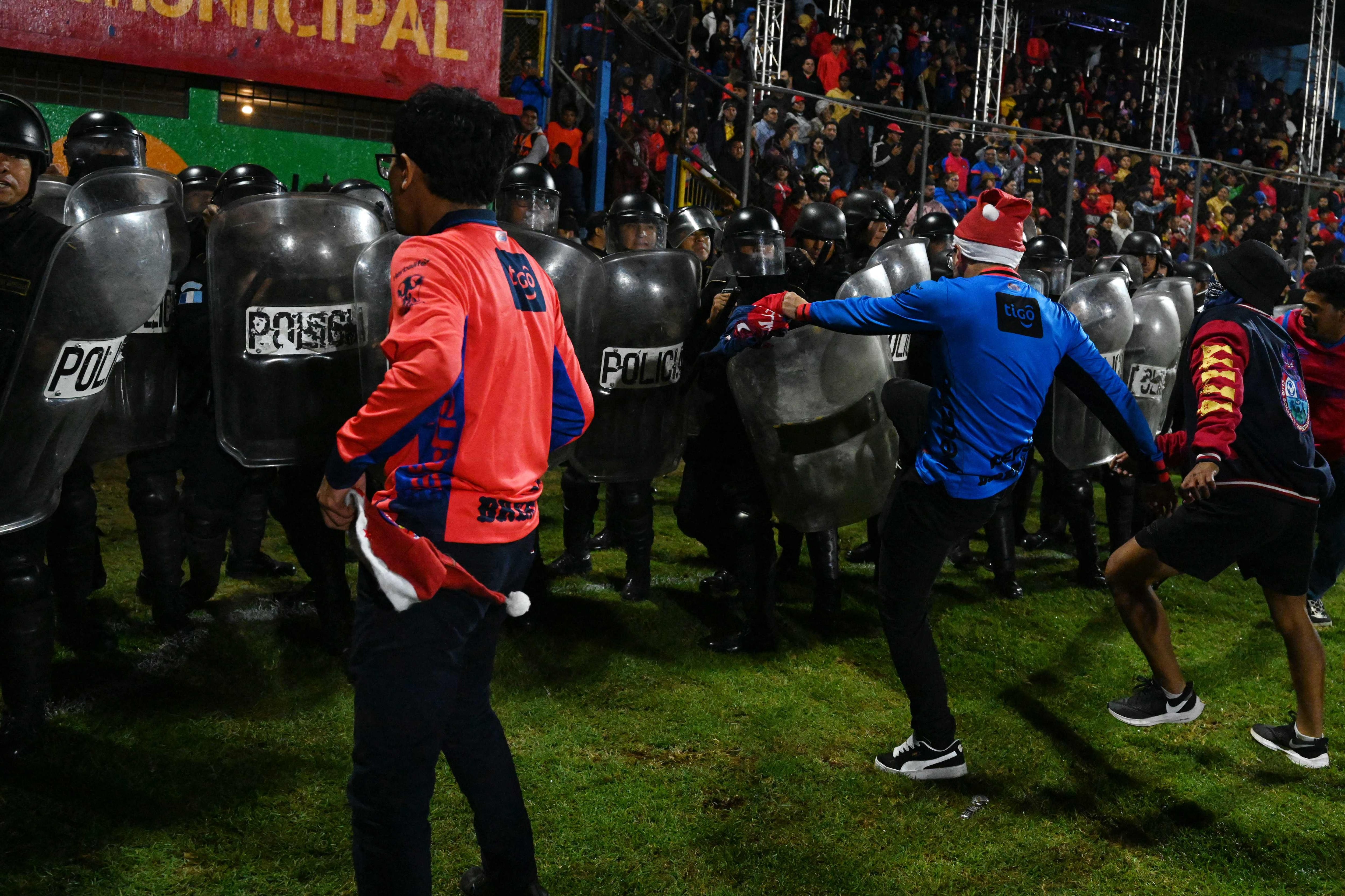 Fuertes imágenes; Final de Guatemala termina con pelea e invasión de cancha