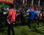Fuertes imágenes; Final de Guatemala termina con pelea e invasión de cancha