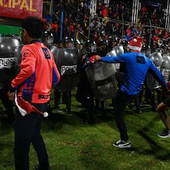 Fuertes imágenes; Final de Guatemala termina con pelea e invasión de cancha