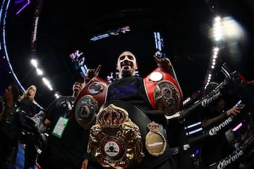 En muchos casos, los siguientes boxeadores se retiraron, por propia voluntad, en el momento más alto de su carrera. Uno de los últimos ejemplos es Andre Ward. El estadounidense lo dejó con 33 años (ahora tiene 37) y tras derrotar en dos ocasiones a Sergey Kovalev. Tenía en su poder tres de los cuatro títulos mundiales del semipesado, pero no quiso buscar el cuarto y decidió dejarlo con 32 triunfos en otros tantos pleitos. También fue monarca del supermedio. Desde el primer momento ESPN contó con sus servicios y ahora es miembro del equipo habitual de ese medio para sus retransmisiones. 