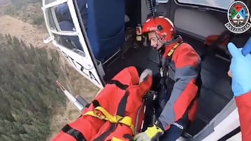 URV Ertzaintza subiendo al helic&oacute;ptero a un ciclista de monta&ntilde;a que ha sufrido un accidente con su MTB.