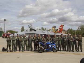 El piloto de Suzuki Maverick Viñales (c) posa con los pilotos del Ala 15 de la Base Aérea de Zaragoza, donde esta mañana ha pasado del asfalto del circuito de MotorLand, donde competirá el próximo domingo en MotoGP, al cielo de Aragón. Viñales, cuyo nombre, Maverick, se debe al fervor que sentía su padre, Ángel, por el protagonista de la película "Top Gun" que protagonizaba Tom Cruise, y en el que interpretaba el papel de un piloto de combate, ha logrado hoy hacer realidad otra de sus pasiones al subirse a un caza del ejército español.