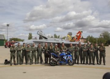 El piloto de Suzuki Maverick Viñales (c) posa con los pilotos del Ala 15 de la Base Aérea de Zaragoza, donde esta mañana ha pasado del asfalto del circuito de MotorLand, donde competirá el próximo domingo en MotoGP, al cielo de Aragón. Viñales, cuyo nombre, Maverick, se debe al fervor que sentía su padre, Ángel, por el protagonista de la película "Top Gun" que protagonizaba Tom Cruise, y en el que interpretaba el papel de un piloto de combate, ha logrado hoy hacer realidad otra de sus pasiones al subirse a un caza del ejército español.